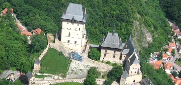 Hrad Karlštejn je nejnavštěvovanějším hradem, celkově 4 nejnavštěvovanější památkou NPÚ. Předběhly ho zámky