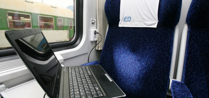 V některých vlacích SuperCity a InterCity se na WiFi připojíte, stejně tak v něterých regionálních. Kolem Prahy zatím nikoliv.