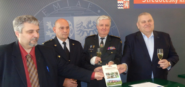 Zleva: Náměstek hejtmana Karel Horčička, ředitel HZS SK Miloslav Svatoš, starosta středočeských DH Oldřich Lacina, hejtman Miloš Petera