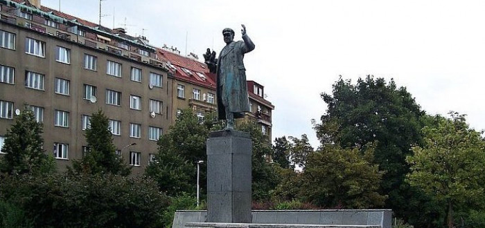 Z Dejvic tak zmizí pomník, který má nahradit velká konev jako symbol zalévání nového začátku