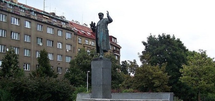 Z Dejvic tak zmizí pomník, který má nahradit velká konev jako symbol zalévání nového začátku