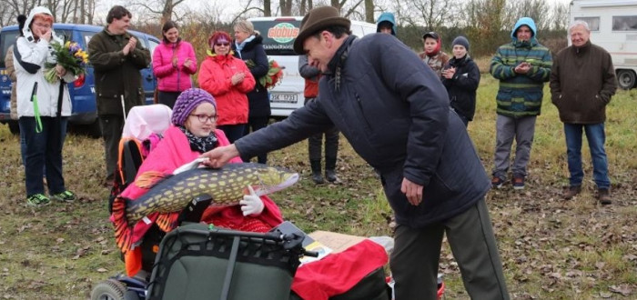 Rybáři se dali dohromady a pomohli nemocné dívce. Čím jí a její mamince udělali největší radost?