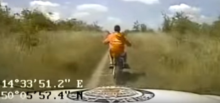 Po polních cestách uháněl 70 km/h