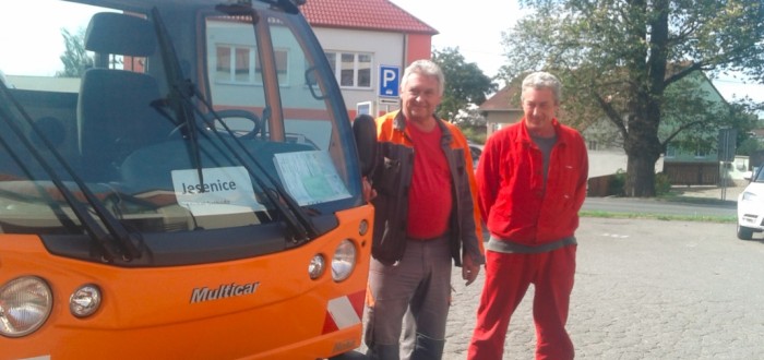 Multifunkční stroj s úklidovým smetákem, sněhovou radlicí, posypovým a zalévacím zařízením