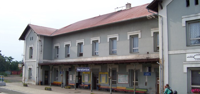 Žena šla podél kolejí a lekla se houkajícího vlaku