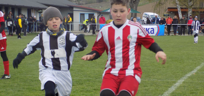 V dospělém fotbale by se asi jen tak nepotkali. V Ondrášovka cupu však na sebe narazí i kluci z týmů jako FC Žďas Žďár nad Sázavou (vlevo) a Viktorie Žižkov