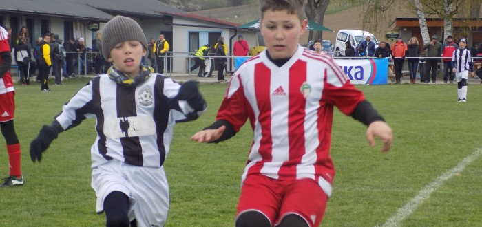 V dospělém fotbale by se asi jen tak nepotkali. V Ondrášovka cupu však na sebe narazí i kluci z týmů jako FC Žďas Žďár nad Sázavou (vlevo) a Viktorie Žižkov