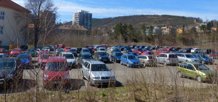 Řidiči v Berouně přijdou kvůlli výstavbě o stovky parkovacích míst zdarma. Kde pak budou návštěvníci města i domácí parkovat? Řeší to radnice?