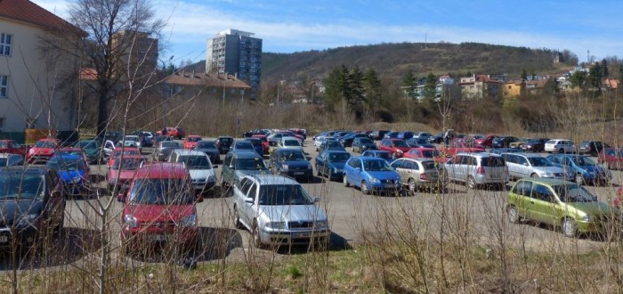 Řidiči v Berouně přijdou kvůlli výstavbě o stovky parkovacích míst zdarma. Kde pak budou návštěvníci města i domácí parkovat? Řeší to radnice?