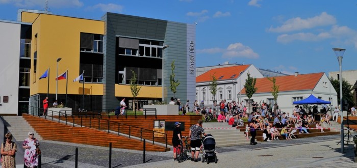 Ve středu 6. 6. odstartoval před radnicí další ročník Dnů Kralup. Vše zpočátku vypadalo dobře