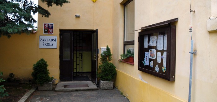 Jedna ze čtyř budov Základní a mateřské školy v Psárech