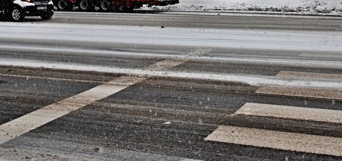 Řidiči a chodci by měli věnovat zvýšenou pozornost místním podmínkám