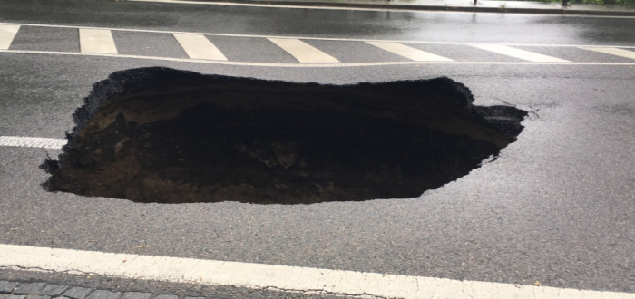 Takový kráter zde zůstal, hrozí další propady