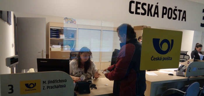 Pošta má otevřeno každý všední den od osmi ráno do šesti večer