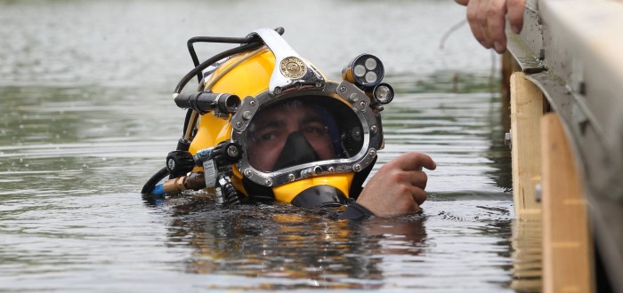 Potápěči na dně pátrali několik desítek minut