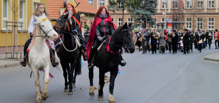 Přesně ve tři odpoledne vyrazil průvod masek do kralupských ulic