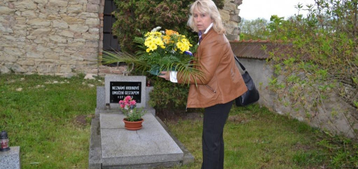 Jana Prokešová ještě jako starostka při kladení věnců několik měsíců před listopadovými volbami