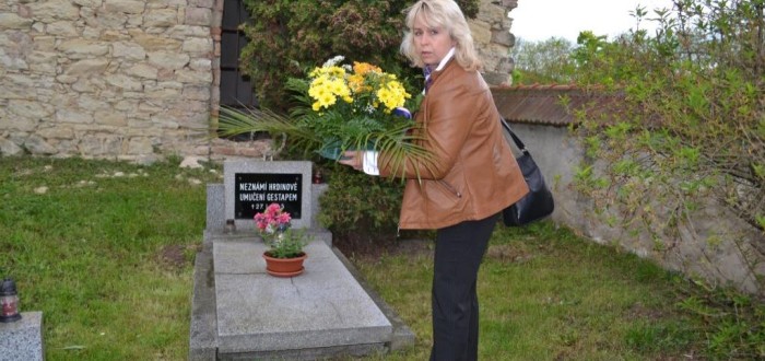 Jana Prokešová ještě jako starostka při kladení věnců několik měsíců před listopadovými volbami