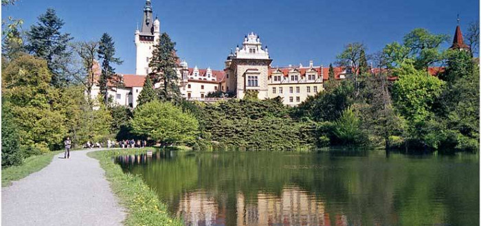 Průhonický park se snaží spojit dvě části oddělené silnicí. To však způsobí nárůst dopravy v okolních obcích.