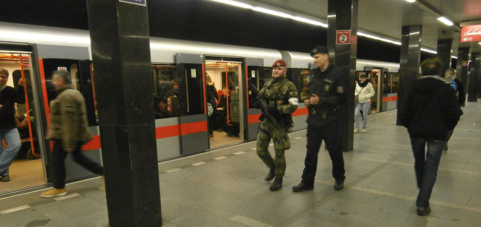 Vojáci spolu s policisty hlídali Prahu