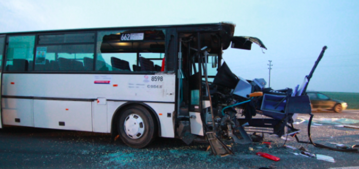 Takhle vypadal autobus těsně po střetu. Pro detailní snímky pokračujte ve fotogalerii