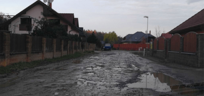 Takhle to momentálně v některých úvalských ulicích vypadá
