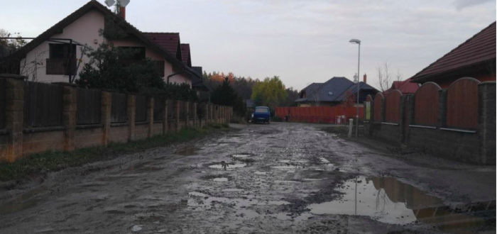 Takhle to momentálně v některých úvalských ulicích vypadá
