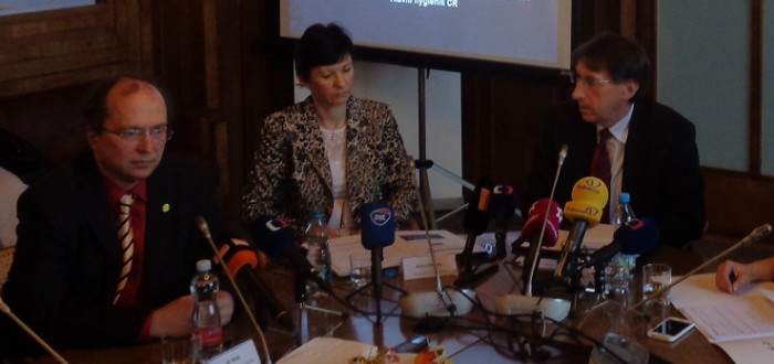 Zleva: Jiří Brát (Potravinářská komora), Anna Niklová (Státní zdravotnický ústav) a Vladimír Valenta (hlavní hygienik Čr)