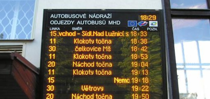 Nové informační panely a propojení s mobily pomůžou cestujícím. Víte, na co je bluetooth maják?