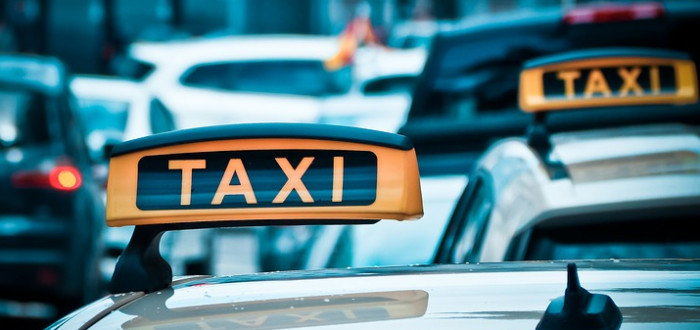 Taxikář se snažil okrást turistku