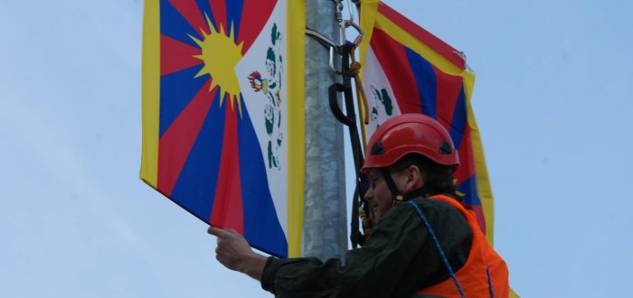 Jan Rovenský vyvěšuje tibetskou vlajku na Evropské třídě