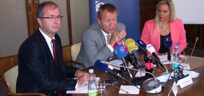 Zleva: náměstek pro zdravotní pojištění Tom Philipp, ministr zdravotnictví Svatopluk Němeček, tisková mluvčí Štěpánka Čechová
