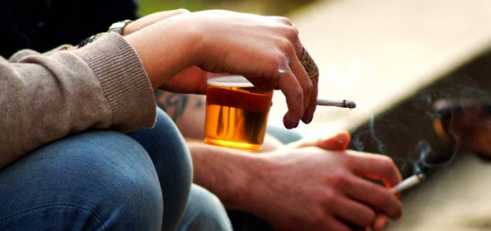 Cigareta a alkohol je takový národní dvojboj