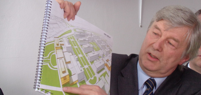 Ředitel Thomayerovy nemocnice docent Zdeněk Beneš ukazuje plán urgentního příjmu