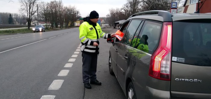 Reflexní vestu mají sice povinnou jen řidiči, ale je dobré ji pořídit i pro spolujezdce. Policisté je rozdávali zadramo