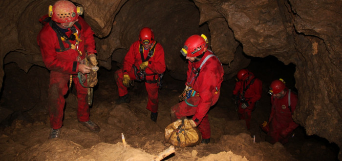Hasiči a jeskyně. Poněkud podivná kombinace, přesto možná. Hasiči si totiž se speleology udělali společné cvičení v podzemí