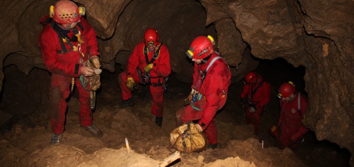 Hasiči a jeskyně. Poněkud podivná kombinace, přesto možná. Hasiči si totiž se speleology udělali společné cvičení v podzemí