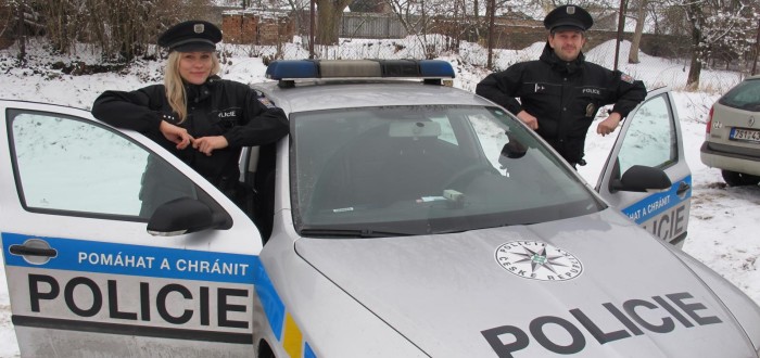 Dva odvážní policisté, kteří zachránili muže
