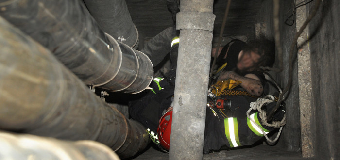 Pád do 15 metrů hlubokého světlíku muž přežil