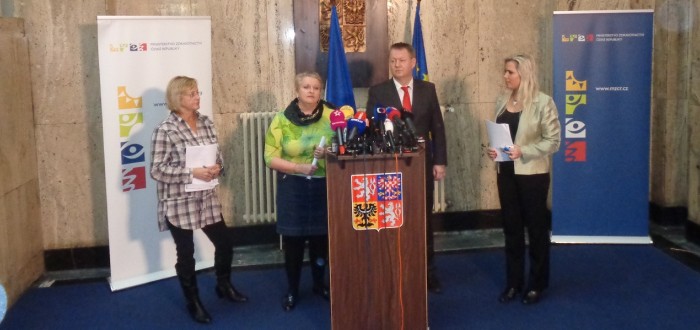 Zleva: Hana Roháčová – primářka infekčního oddělení a Andrea Vrbovská – ředitelka Nemocnice Na Bulovce, ministr Svatopluk Němeček
