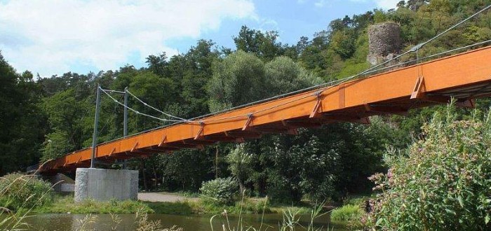 Visutá lávka měří 130 metrů