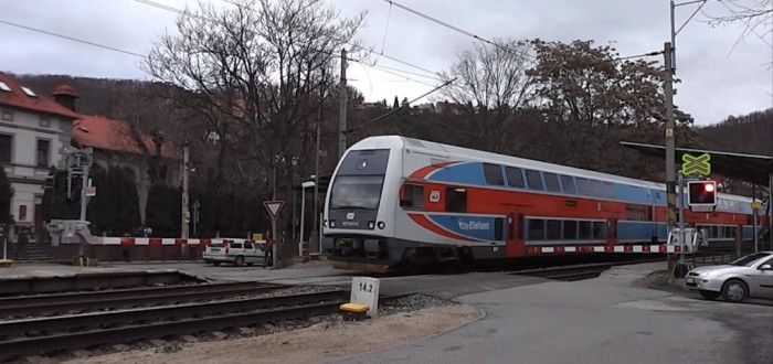 Místo autobusů pojede více lidí do Mělníka vlakem