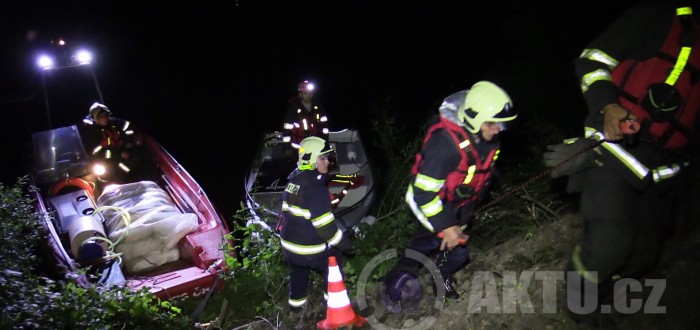 Hasiči se přepravili pomocí člunu přes Vltavu