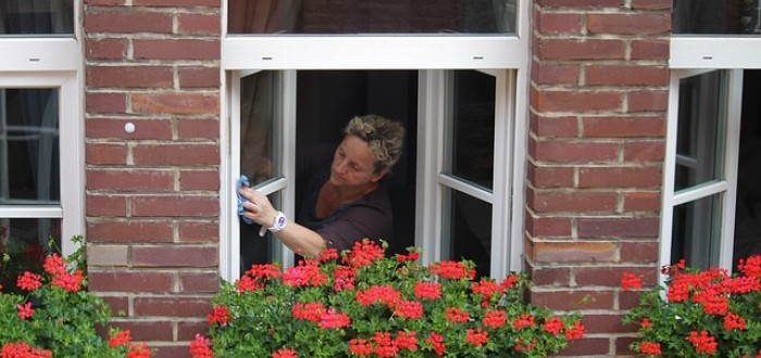 Mytí oken čeká před Vánoci každou ženu (nebo muže)