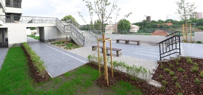 Takhle vypadají terasy nyní. Představte si, že si dáte kávu, přečtete si noviny a budete se kochat luxusním výhledem. Ano, tohle by mělo být již od poloviny září možné.