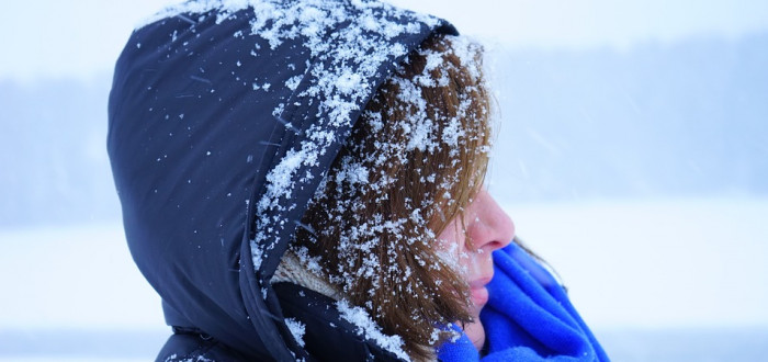 Meteorologové doporučují chránit se teplým oblečením a omezit pobyt venku