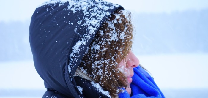 Meteorologové doporučují chránit se teplým oblečením a omezit pobyt venku