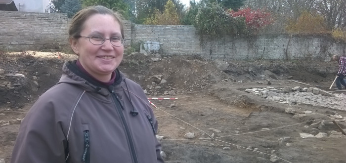 Petra Zemanová z Ústavu archeologické památkové péče středních Čech je vedoucí týmu, který zkoumá pozůstatky staveb v Řevnicích; foto: Kateřina Pavlíčková