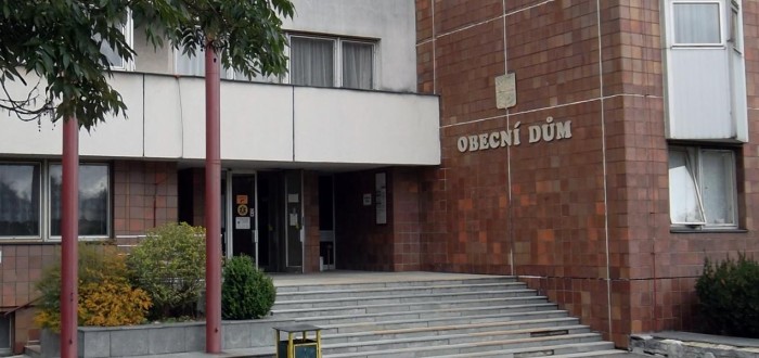 Obecní dům potřebuje rekonstrukce každý rok, sice je to mladá stavba, ovšem zvenku působí poměrně staře. Fotky interiéru najdete v naší fotogalerii