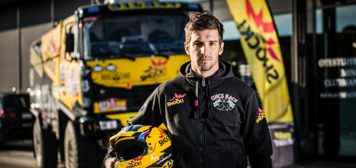 Závodník Martin Macík úspěšně pokračuje ve stopách svého otce. Na Rallye Dakar se letos vydal již po šesté. Jaké mají závodníci zázemí na soutěži? 